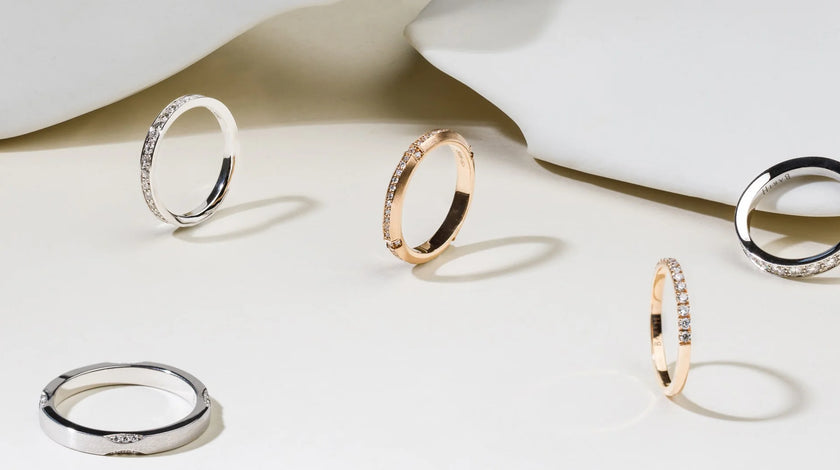 6 bagues de fiançailles en or et diamants sont posées